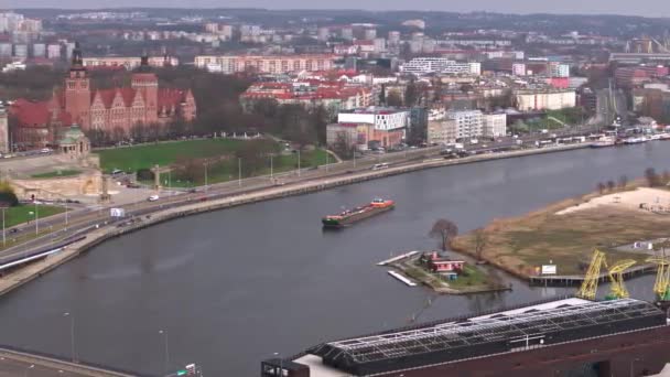 Sebuah Kapal Kargo Berlayar Sepanjang Oder Barat Dekat Chrobry Embankments — Stok Video