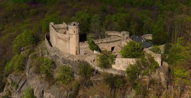 Ortaçağ Chojnik Şatosu 'nu Karkonosze Dağları' ndaki bir dağın tepesinde görüntüler. Antik kale, doğa ile tarihi harmanlayan manzaranın ortasında gururla durur..