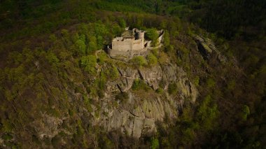 Ortaçağ Chojnik Şatosu 'nu Karkonosze Dağları' ndaki bir dağın tepesinde görüntüler. Antik kale, doğa ile tarihi harmanlayan manzaranın ortasında gururla durur..