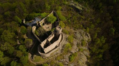 Ortaçağ Chojnik Şatosu 'nu Karkonosze Dağları' ndaki bir dağın tepesinde görüntüler. Antik kale, doğa ile tarihi harmanlayan manzaranın ortasında gururla durur..