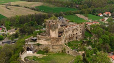 Aşağı Silezya, Polonya 'daki ortaçağ Bolkow Kalesi havadan çekiliyor.