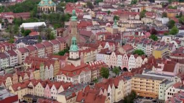 Jelenia Gora 'nın Aşağı Silezya' daki pazar alanının hava aracı görüntüleri.