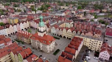 İHA ile Jelenia Gora 'nın Aşağı Silezya' daki tarihi pazar meydanının hava görüntüsü