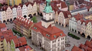 Jelenia Gora 'nın tarihi pazar meydanı Lower Silesia' nın büyüleyici insansız hava aracı görüntüleri