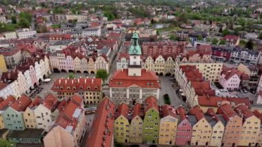 Jelenia Gora 'nın tarihi pazar meydanı Aşağı Silezya' daki bir İHA tarafından güzel bir şekilde filme alındı.