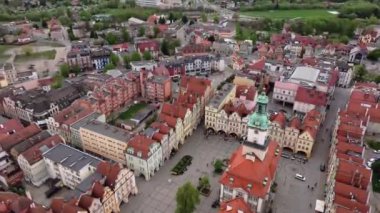 Jelenia Gora 'nın tarihi pazar meydanı Aşağı Silezya' daki bir dron tarafından filme alındı.