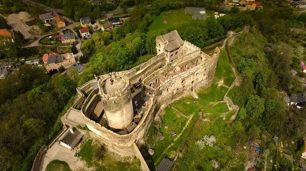 Stock image Bird's-eye perspective showcases Bolkow Castle, a historic landmark in Dolnolaskie, Poland.