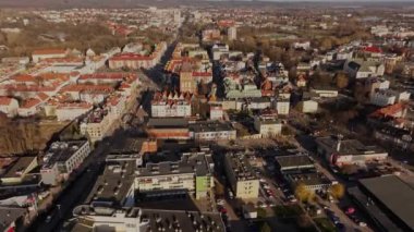 Koszalin 'in Zwycistwa Caddesi, Belediye Binası ve Gotik katedrali de dahil olmak üzere önemli yerleri parlak ve güneşli bir öğleden sonra insansız hava aracı görüntülerinde görüntülenmiştir..