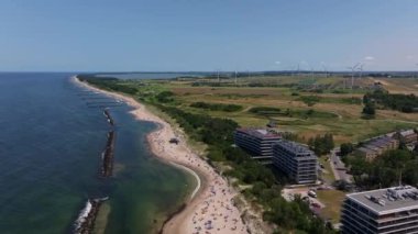 Yukarıdan çekilen bu drone görüntüleri Darowo 'nun canlı sahil sahnesini vurguluyor. Tatilciler deniz kenarında dinleniyor. Civardaki otel ve tatil köyleri, sakin sahil ve turkuaz sular için büyüleyici bir zemin hazırlıyor, doğayı harmanlıyor..