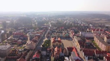 Trzebiatws pazarında süzülen İHA 1277 belediye binasını, tarihi evleri olan dar sokakları ve şehrin klasik mimarisini gözler önüne seriyor..