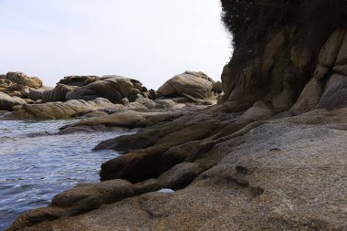 Spiaggia Cala Caterina dingin bir Sardunya cevheridir. Berrak sular huzurlu bir körfezin üzerinde parıldıyor, kumlar kayalık çıkıntılara karışıyor, sakin ve manzaralı bir kıyı inzivası sunuyor..