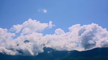 Yüksek irtifa zamanlaması kayan bulutları, berrak gökyüzünü ve yazın Lombardy 'deki dağlık tepelerin engebeli güzelliğini yakalar..