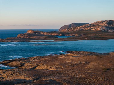 Sardinya 'nın kuzeyindeki Stintino' daki La Pelosa plajı. Batan güneş sırasında İHA ile çekilen fotoğraflar.