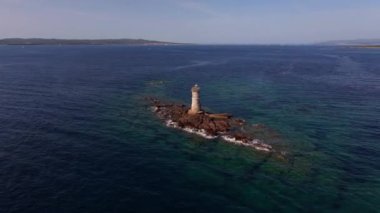 Sardinias Faro Mangiabarche, bir dayanıklılık feneri, kayalık kıyılarda bulunuyor. İnsansız hava aracı görüntüleri sakin denizleri, yumuşak dalgaları ve bu manzaralı kıyı hazinesini aydınlatan gün ışığını yakalar..