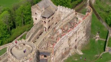Altın kolza tohumu ve taze yeşil tarlaların ortasında Bolkw Şatosu, canlı bahar manzaraları ve aşağıdaki pazar alanı ve kilisesiyle Polonya 'nın huzurlu Bolkw kasabasının çarpıcı manzaralarını sunuyor..