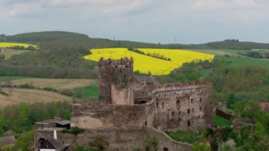 Bolkw Kalesi 'nin ilkbahar panoramasında altın kolza tohumu tarlaları, yeşil ormanlar ve aşağıdaki kasaba tarihi pazar meydanı ve Kaczawskie Dağları' na uzanan manzarası gözler önüne seriliyor..