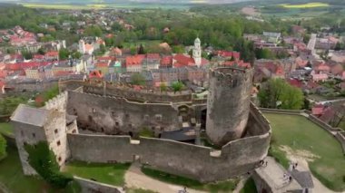 Pınarlar Bolkw Kalesi 'ni çevreleyen altın kolza tohumu, yeşil tarlalar ve güney Polonya' nın merkezindeki pitoresk Bolkw kasabasıyla çevrili bir tepenin üzerinde canlı renklerle kaplıyor..