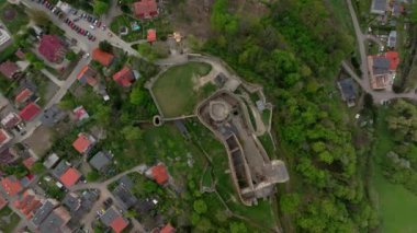 Bolkow Şatosu, altında büyüleyici bir kasaba bulunan yeşil ve altından oluşan canlı tarlaların üzerinde yükseliyor. İnsansız hava aracı bu ortaçağ harikasını Aşağı Silezya, Polonya 'da tam bahar zaferiyle yakalıyor..