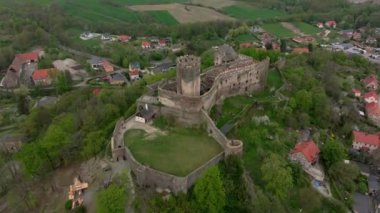 İlkbaharda, Bolkow Kalesi kolza tohumu ve buğday tarlaları arasında parlar. İnsansız hava aracı görüntüleri ortaçağ mimarisini ve aşağıdaki Bolkow kasabasının panoramik görünümünü gösteriyor.