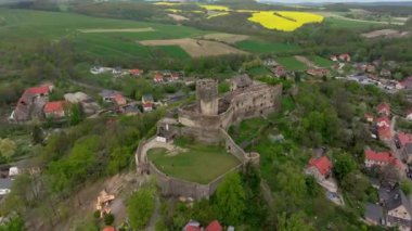 Göz kamaştırıcı bir bahar günü Bolkow Kalesi 'ni altın kolza tohumu tarlaları, yemyeşil ağaçlar ve aşağıdaki nefes kesici şehir manzarasıyla süslüyor. İnsansız hava aracı görüntüleri bu ortaçağ harikasını canlı bir şekilde yakalar..