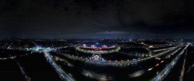 Varşova 'da unutulmaz bir gece Narodowy, Swietokrzyski Köprüsü, ve parıldayan şehir sokakları çarpıcı bir manzara resmediyor..