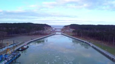 Buzulların yavaşça suda yüzdüğü Vistula Tükürük Kanalı üzerinde huzurlu bir kış uçuşu. Çevreleyen deniz ve göl hareketsiz duruyor, manzaranın sakin atmosferini güçlendiriyor..
