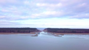 Vistula Tükürük Kanalı 'nın üzerinde bir drone, kışları donmuş dokunuşları filme alır. Buz durgun sularda tembelce sürüklenirken, Baltık Denizi ve Vistula Gölü bu hava perspektifinin arkasında sessizce yatıyor..