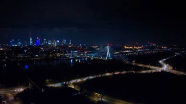 Varşova 'nın güzelliği gökyüzü, gökdelenler ve Wisa Nehri' nin ötesine uzanan sonsuz şehir..
