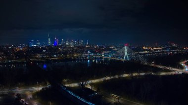 Varşova geceleri sonsuz parlayan yollar, parlayan gökdelenler ve enerji dolu bir şehir..