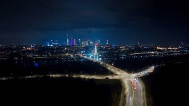 Varşova 'nın sihirli gökdelenleri, parıldayan yollar ve geceleri parlayan şehrin altın yansımaları..