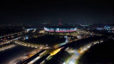 Warsaw gökdelenleri geceleri parlıyor PGE Narodowy, witokrzyski Köprüsü, gökdelenler ve sonsuz aydınlık caddeler denizi..