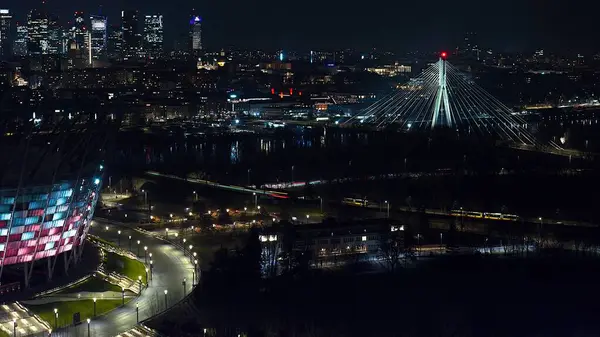 Altın bir Varşova silueti PGE Narodowy, Switokrzyski Köprüsü ve nefes kesici bir şehir panoraması..
