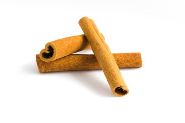 Beyaz üzerine izole tarçın kabuğu parçaları, onların engebeli yüzeyleri vurgulanıyor, koyu kahverengi gölgeler, ve doğal formlar, baharat ve bitkisel içerik için ideal.