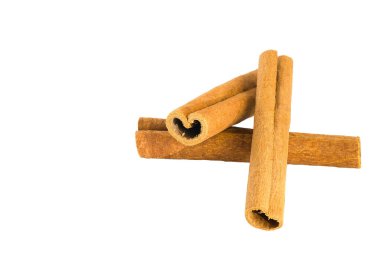 Beyaz üzerinde çeşitli tarçın kabuğu parçaları sergileniyor, eşsiz formlarını yakalıyorlar, doğal renklendirme, ve dokulu yüzeyler, baharat ve yemek pişirme imgeleri için ideal..