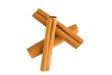 Beyaz bir zemin üzerinde tarçın kabuğu parçaları düz yatıyordu. Organik şekillerini, lifli detaylarını ve sıcak tonlarını yakalıyordu. Baharat ve yemekle ilgili görseller için mükemmeldi..