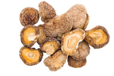 Kıtır beyaz bir yüzeyde, kurutulmuş shiitake mantarları ayrıntılı dokuları ve sıcak toprak renklerini ortaya çıkararak geleneksel mutfak malzemelerinin ilgi çekici bir görüntüsünü oluşturur..