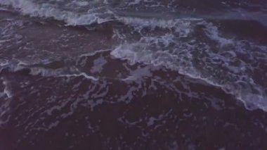 Bu kış insansız hava aracı filmi Ustronie Morskie 'deki hafif dalgalı Baltık Denizi' ni çekiyor. Kar ve don olmadan, sakin dalgalar ve açık ufuk sakin bir sahil atmosferi yaratır..