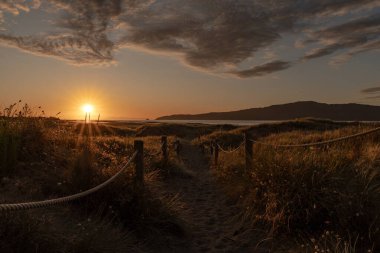Kumsalda gün batımı