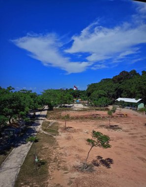 BATU RAKIT plajının kenarındaki gözetleme kulesinin tepesinden güzel manzara, MUNTOK BANGKA BARAT, INDONEZYA