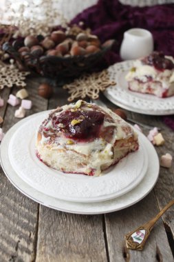 Cinnabon çörekleri. Krem peynirli ve kremalı Cinabon ruloları.