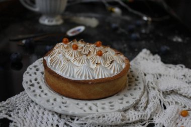 Limon tartı ile İtalyan beze 