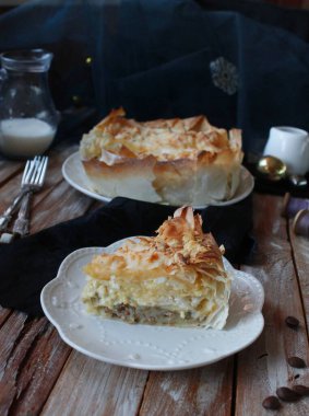 Peynirli ev yapımı turta.