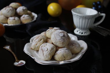 Limon aromalı ve bademli ev yapımı kurabiyeler.