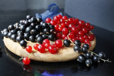 Siyah ve kırmızı frenk üzümü.