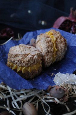 Mango kremalı Arjantin alfajore 'leri. Arjantin gastronomi kavramı.