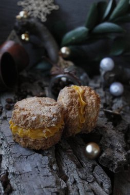 Mango kremalı Arjantin alfajore 'leri. Arjantin gastronomi kavramı.