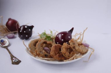 Hamurda ev yapımı soğan halkaları.