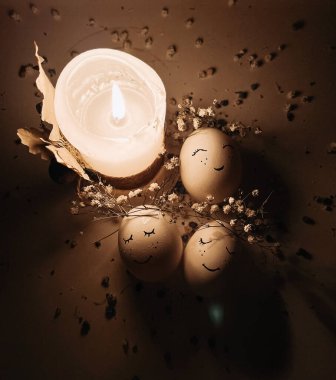 Mum ışığında çelenk içinde yumurtalar