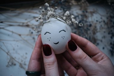 Elinde Paskalya yortusu yumurta