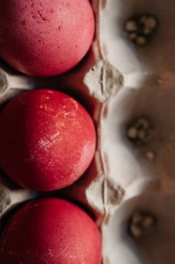 Üç boyalı Paskalya yortusu yumurta